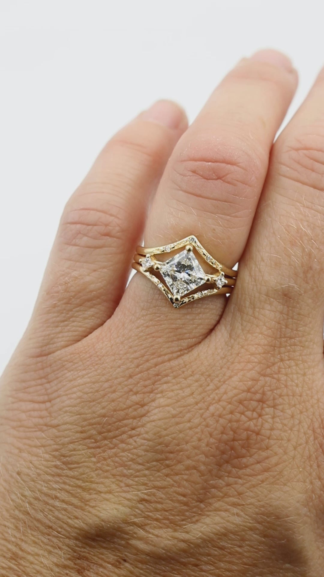 Anillo de oro con diamantes y forma de pera asimétrica moderna