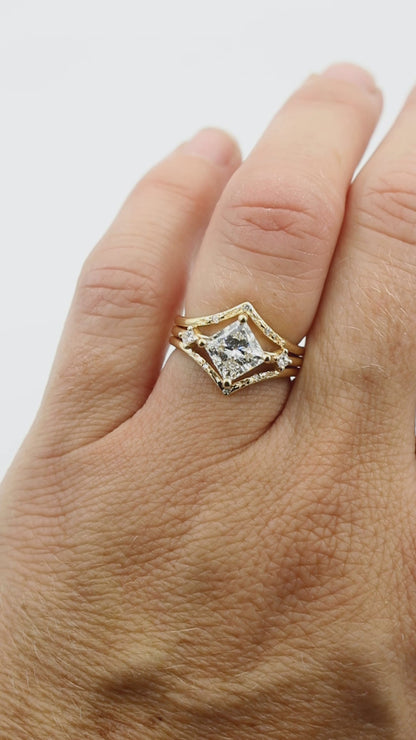Anillo de oro con diamantes y forma de pera asimétrica moderna
