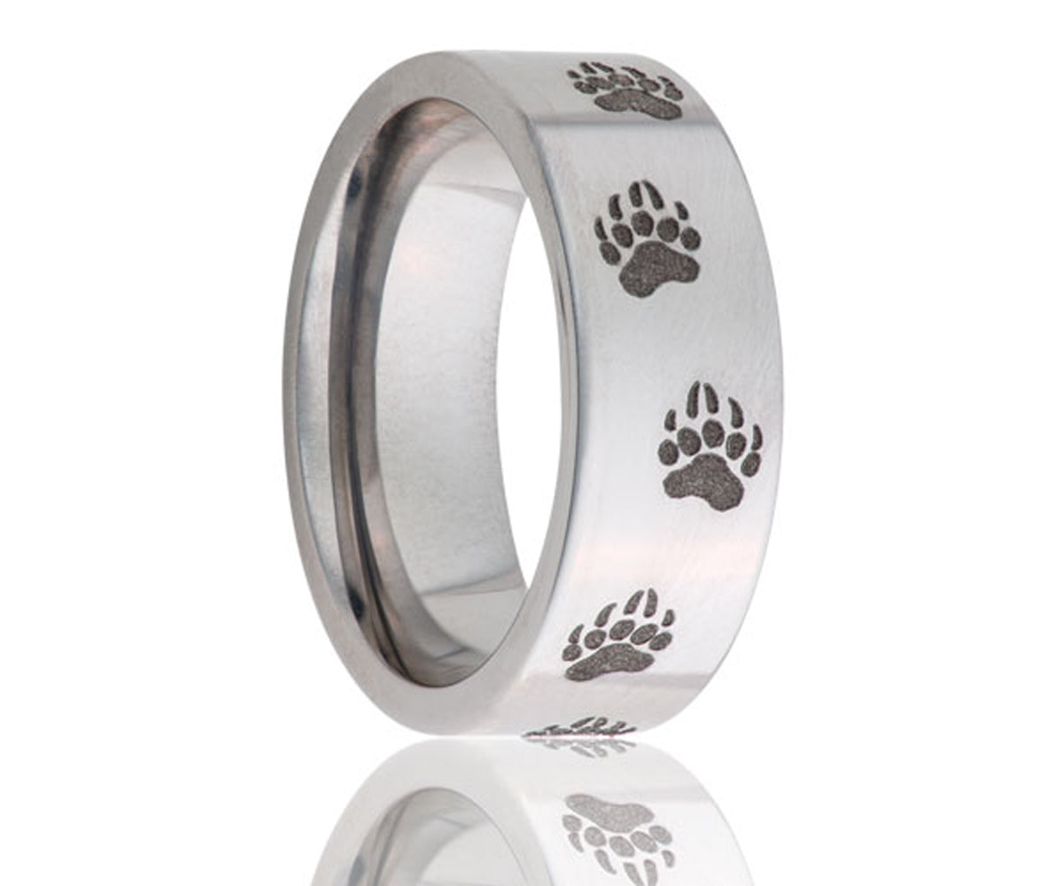 Anillo de titanio con forma de pata de oso grabado con láser