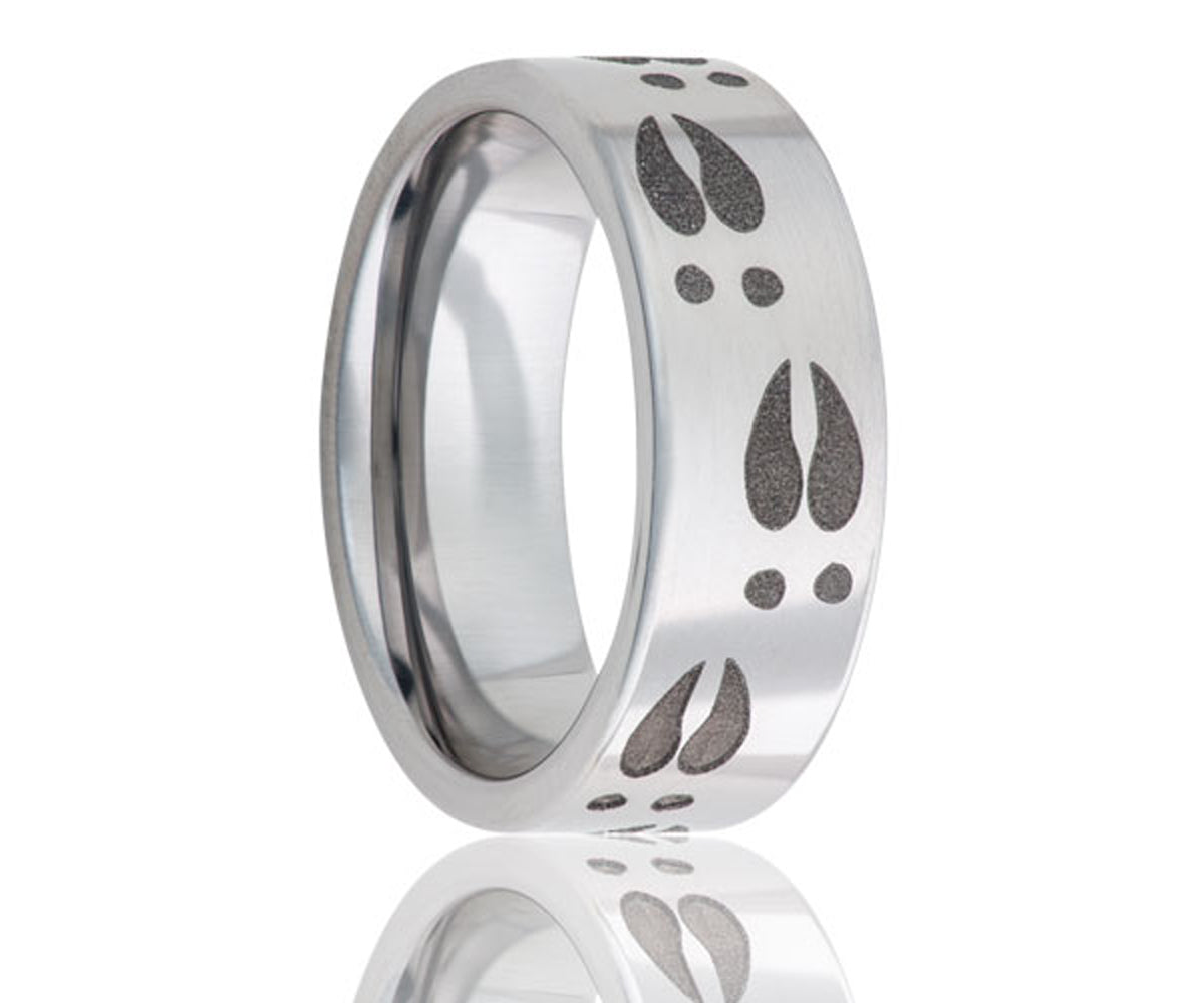 Anillo de titanio plano con huellas de ciervo grabadas con láser