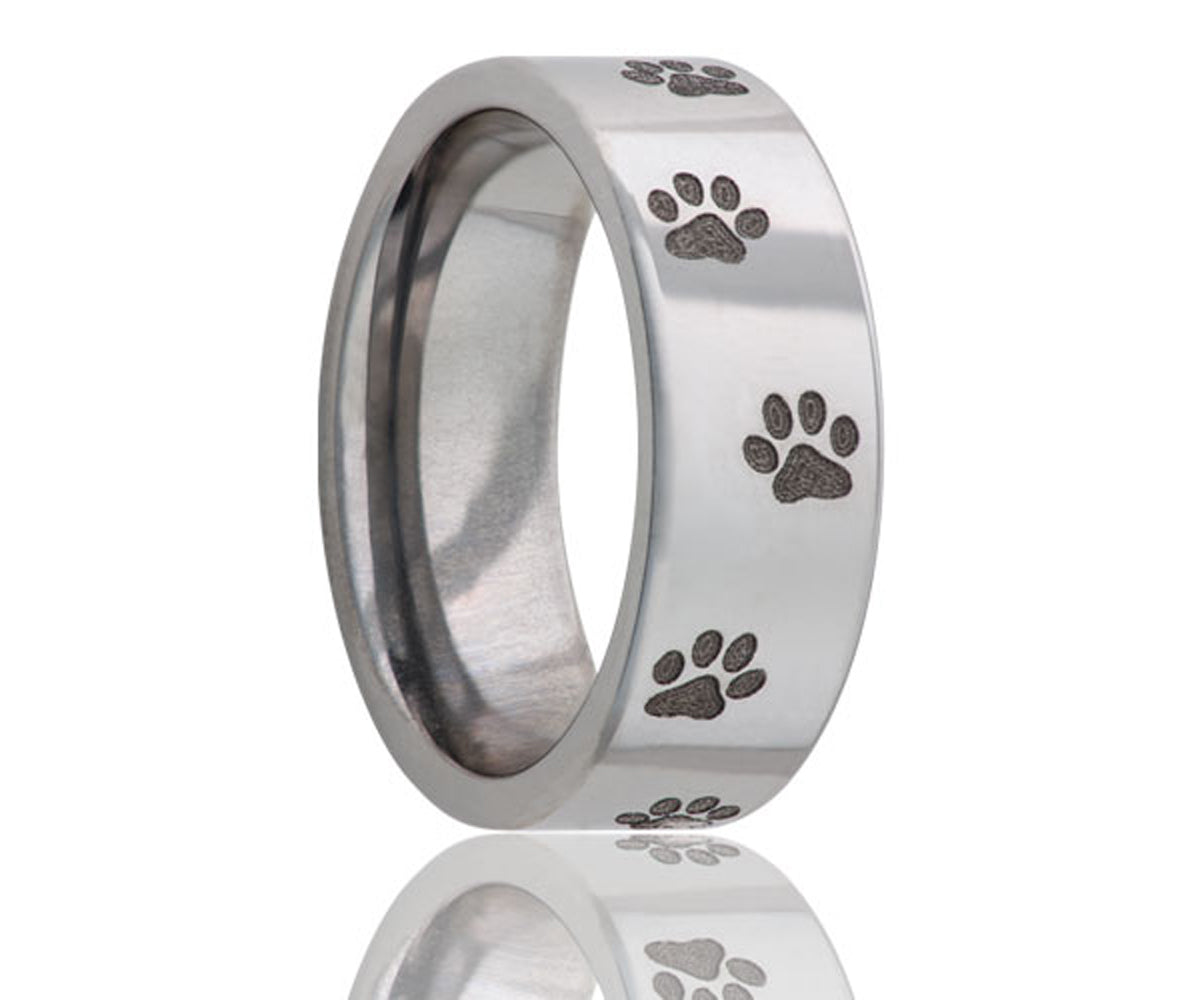 Anillo de titanio con forma de pata de perro grabada con láser