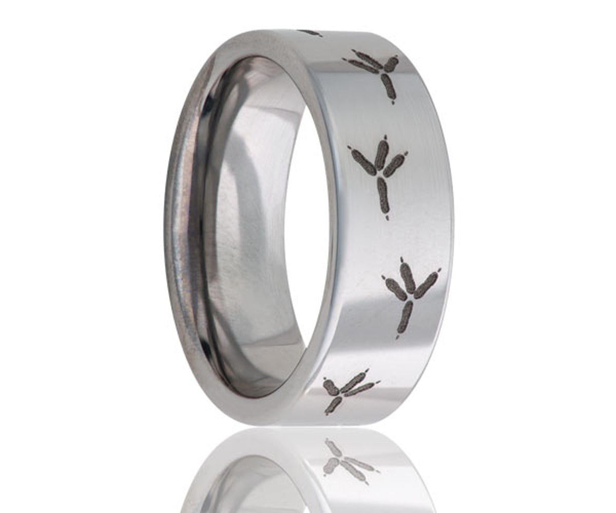 Anillo de titanio plano con huellas de águila grabadas con láser
