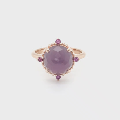 Anillo de oro rosa con halo de cuentas de granate y calcedonia de salvia