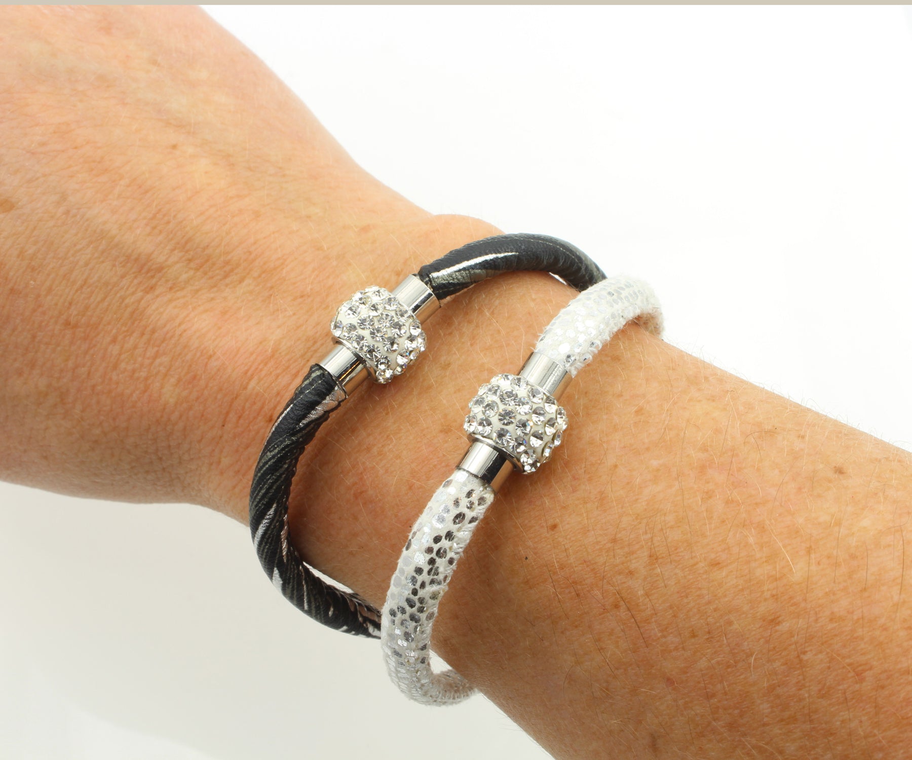 Pulsera individual de cuero metalizado negro brillante