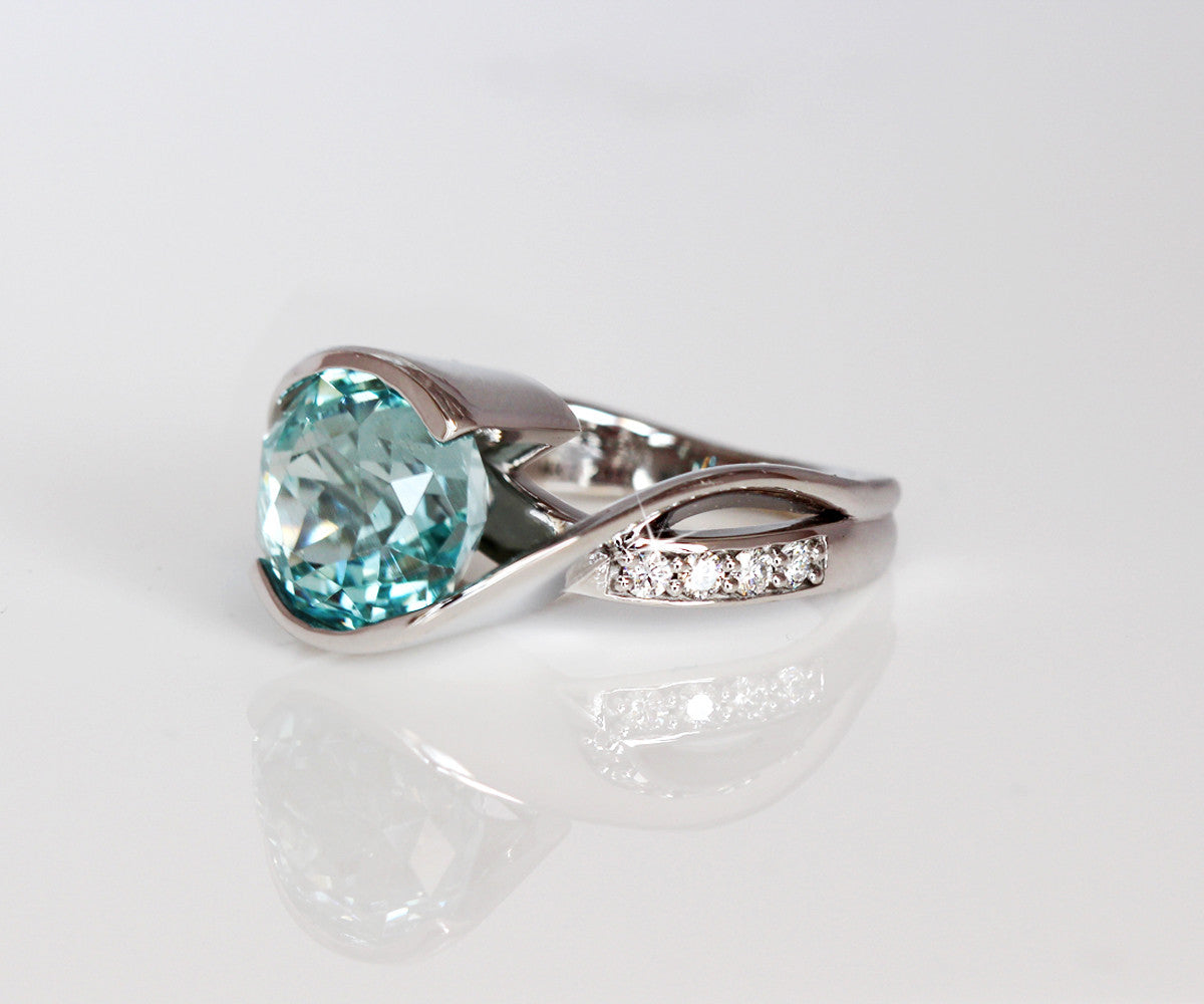 Anillo bypass personalizado con aguamarina y diamantes