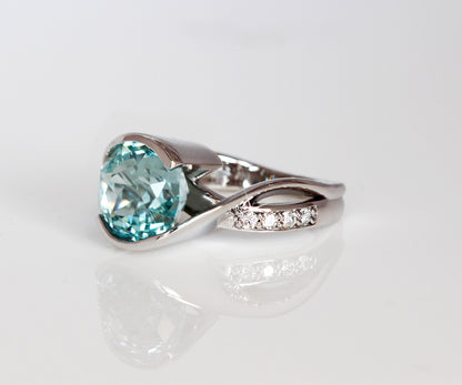 Anillo bypass personalizado con aguamarina y diamantes
