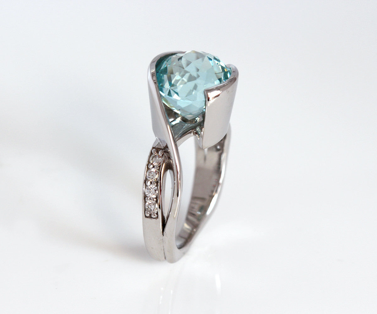 Anillo bypass personalizado con aguamarina y diamantes