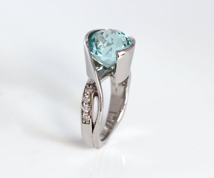 Anillo bypass personalizado con aguamarina y diamantes