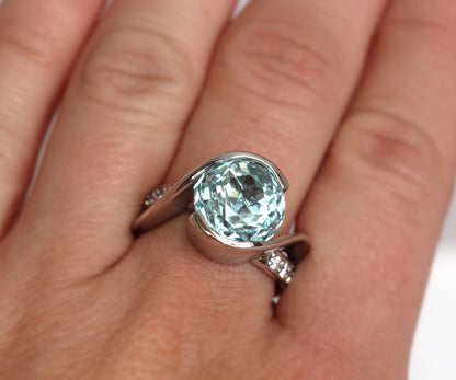 Anillo bypass personalizado con aguamarina y diamantes
