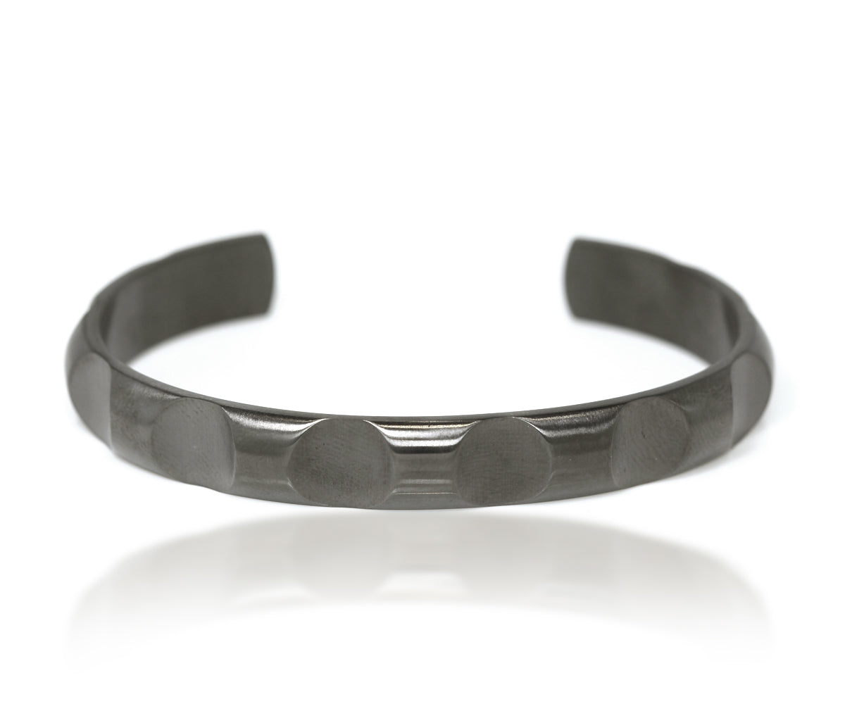 Brazalete de metal con corte redondo