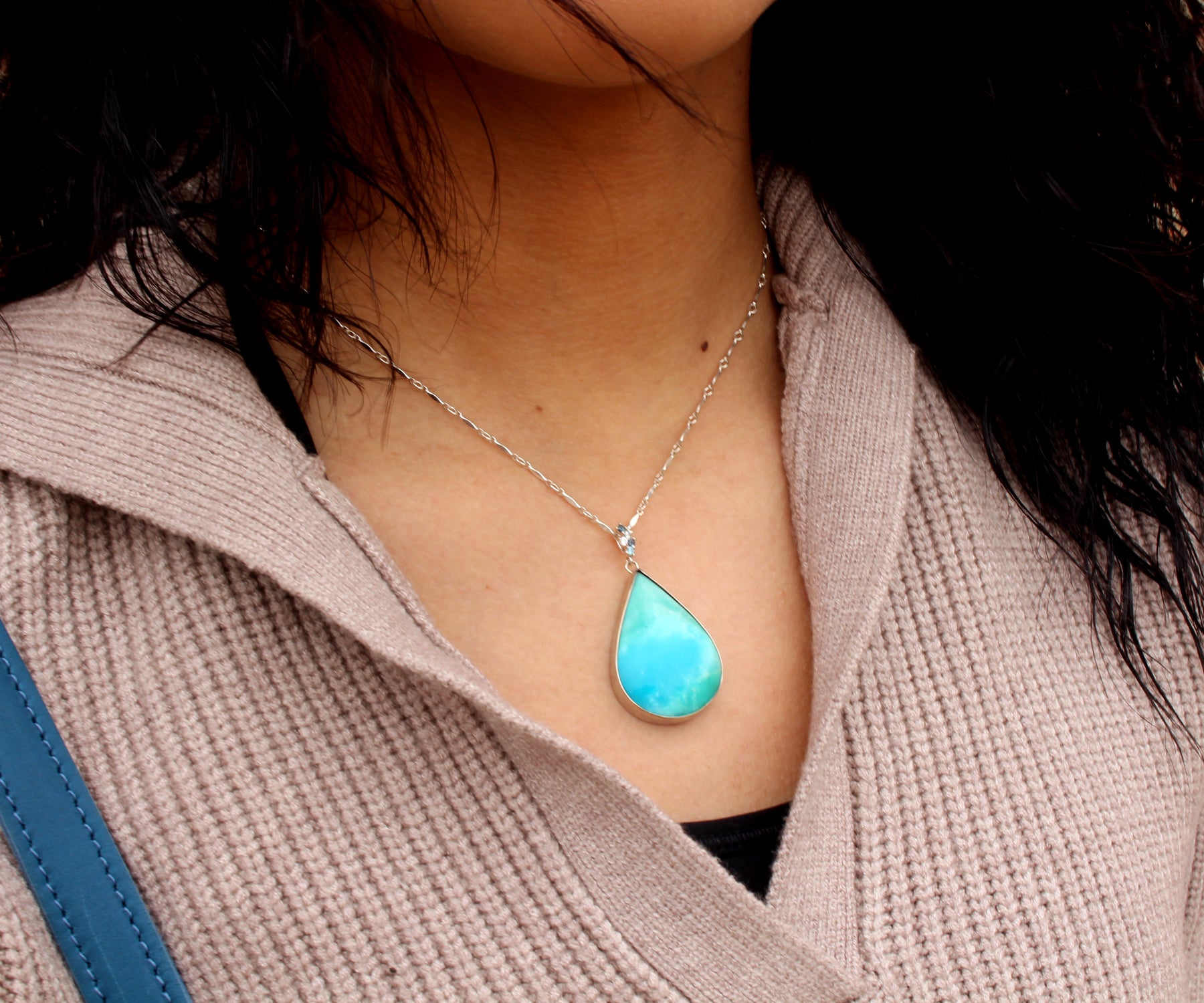 Conjunto de joyas de madera petrificada con forma de lágrima y ópalo de playa
