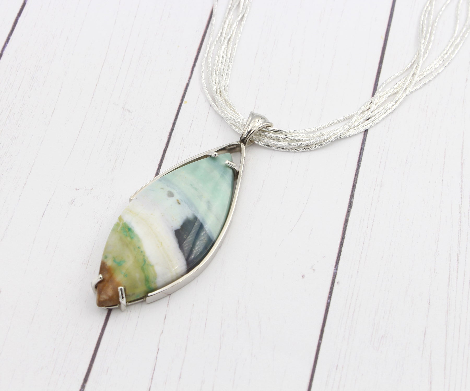 Collar grande de marquesa de madera petrificada con ópalo de playa