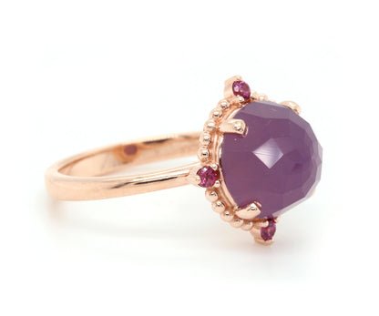 Anillo de oro rosa con halo de cuentas de granate y calcedonia de salvia