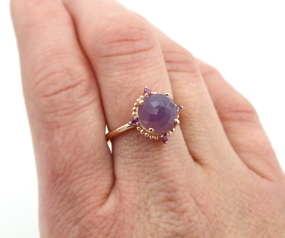 Anillo de oro rosa con halo de cuentas de granate y calcedonia de salvia