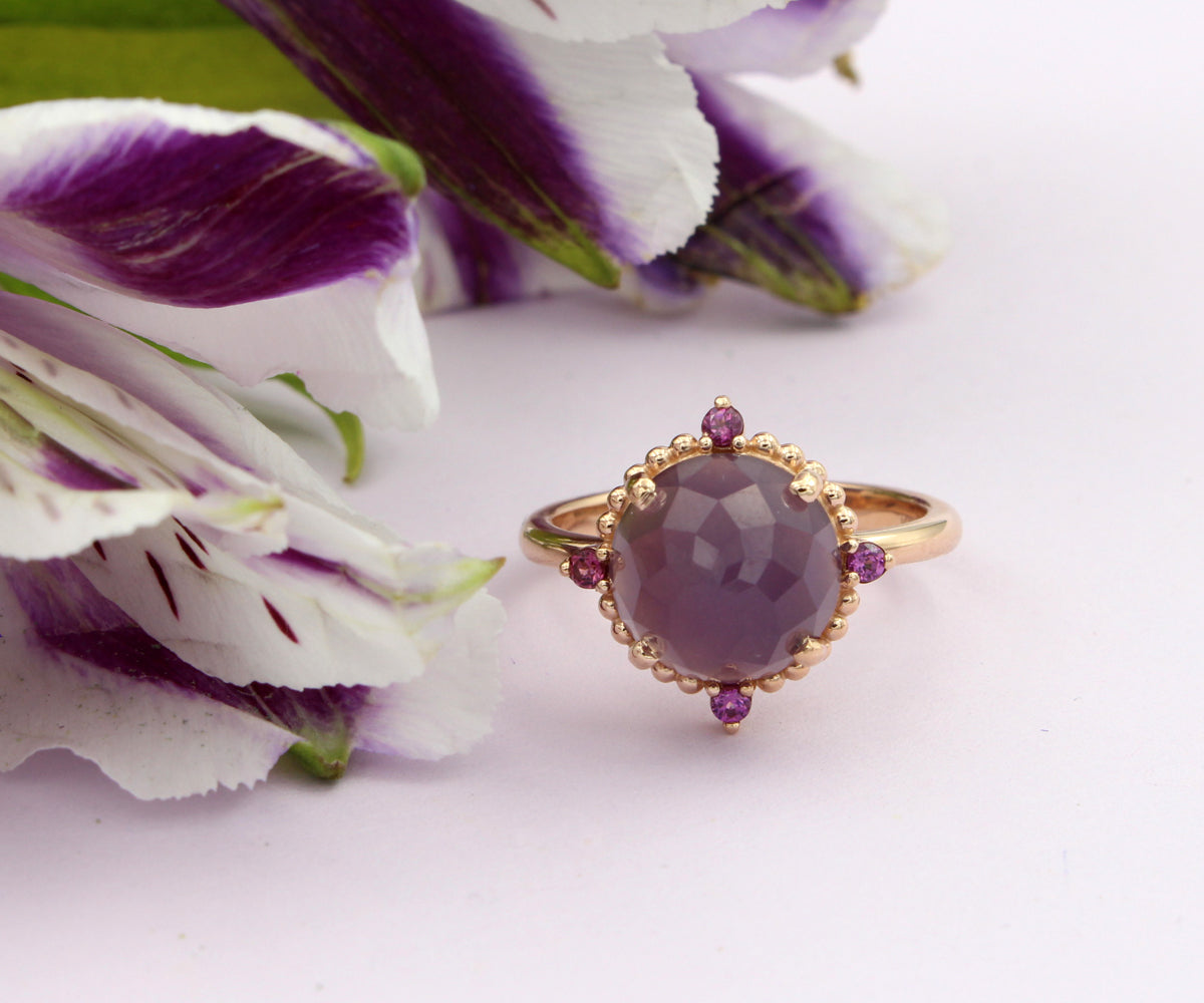 Anillo de oro rosa con halo de cuentas de granate y calcedonia de salvia