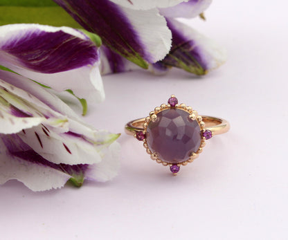 Anillo de oro rosa con halo de cuentas de granate y calcedonia de salvia