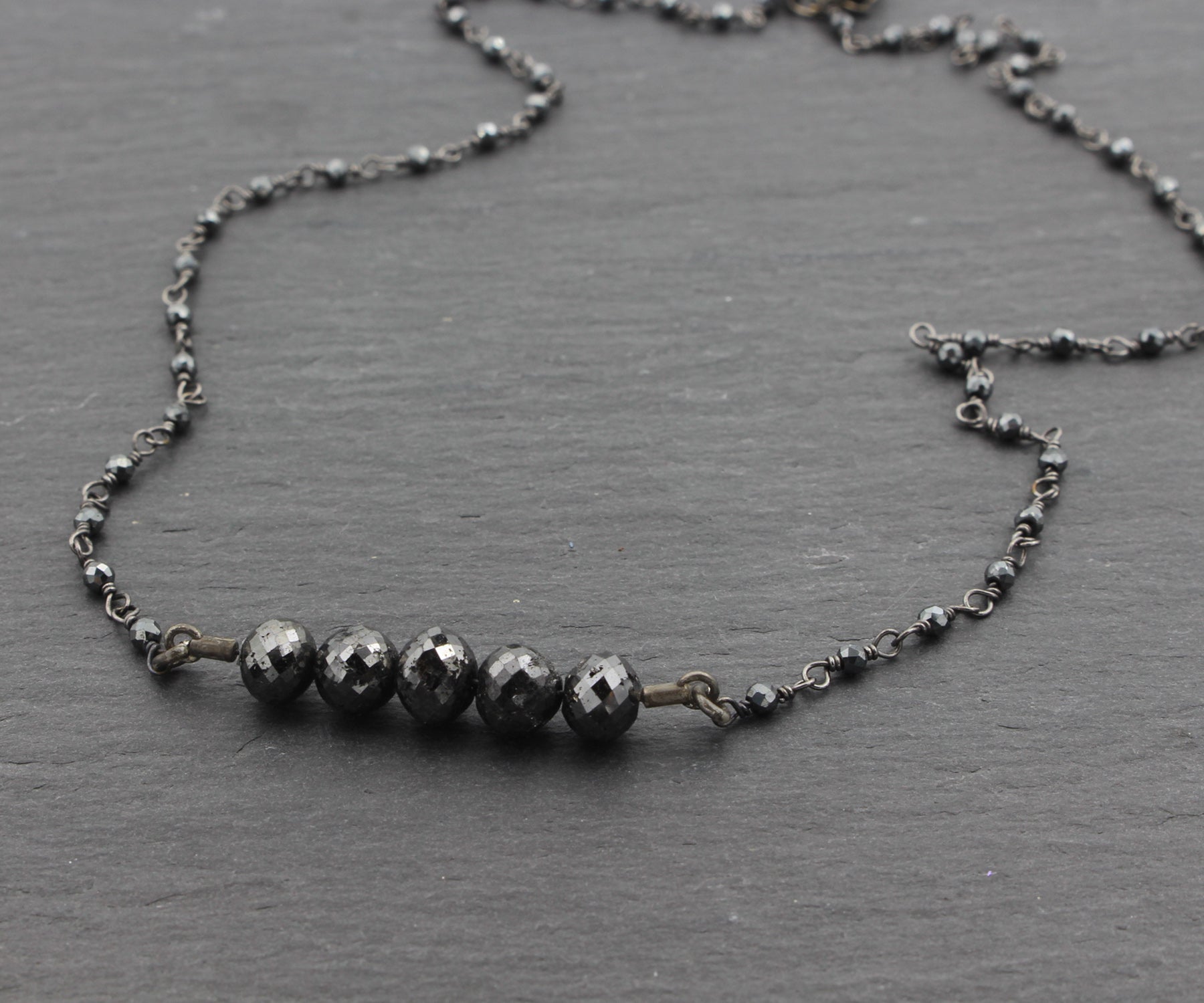 Collar clásico de cuentas de diamantes negros