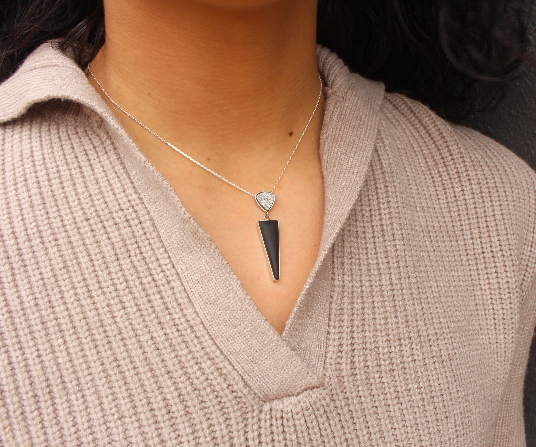 Collar de obsidiana volcánica con drusa de doble triángulo