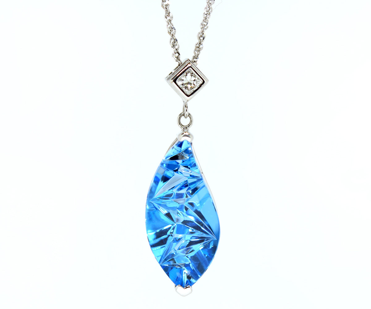 Collar personalizado de topacio azul y diamantes curvados