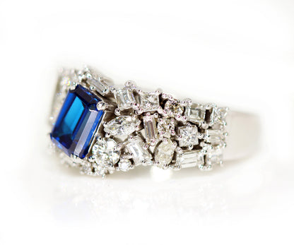 Impresionante anillo de cóctel con racimo de diamantes y turmalina indicolita azul