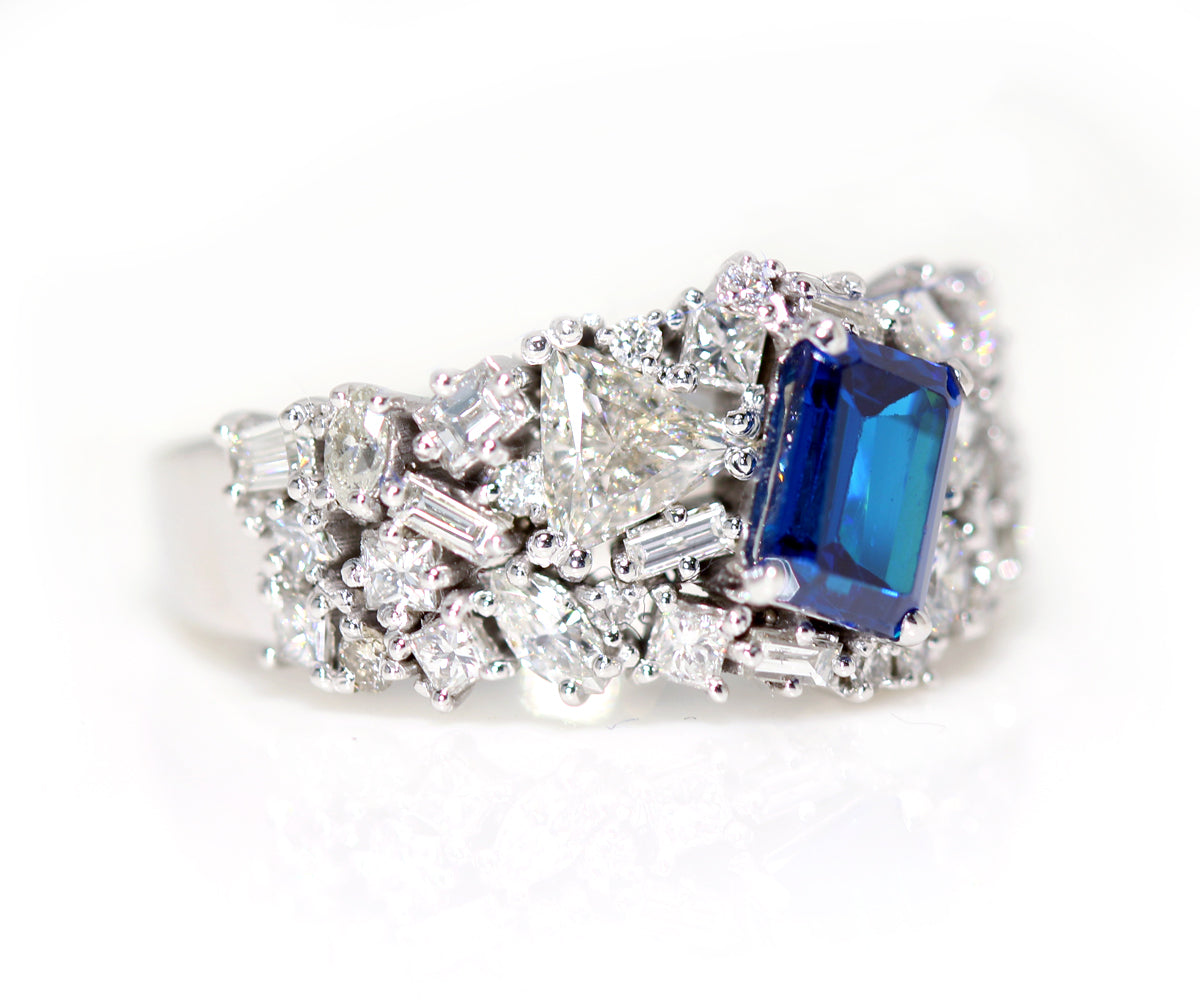Impresionante anillo de cóctel con racimo de diamantes y turmalina indicolita azul