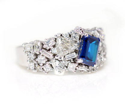 Impresionante anillo de cóctel con racimo de diamantes y turmalina indicolita azul