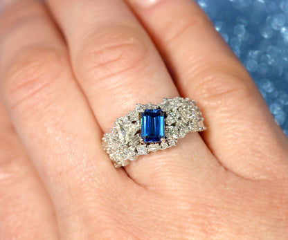 Impresionante anillo de cóctel con racimo de diamantes y turmalina indicolita azul