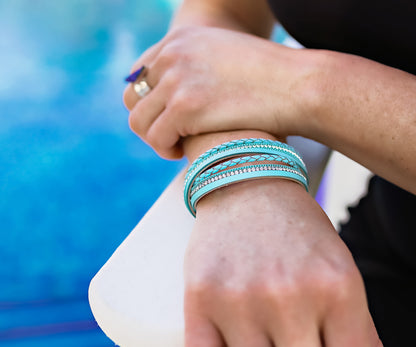 Pulsera trenzada azul brillante