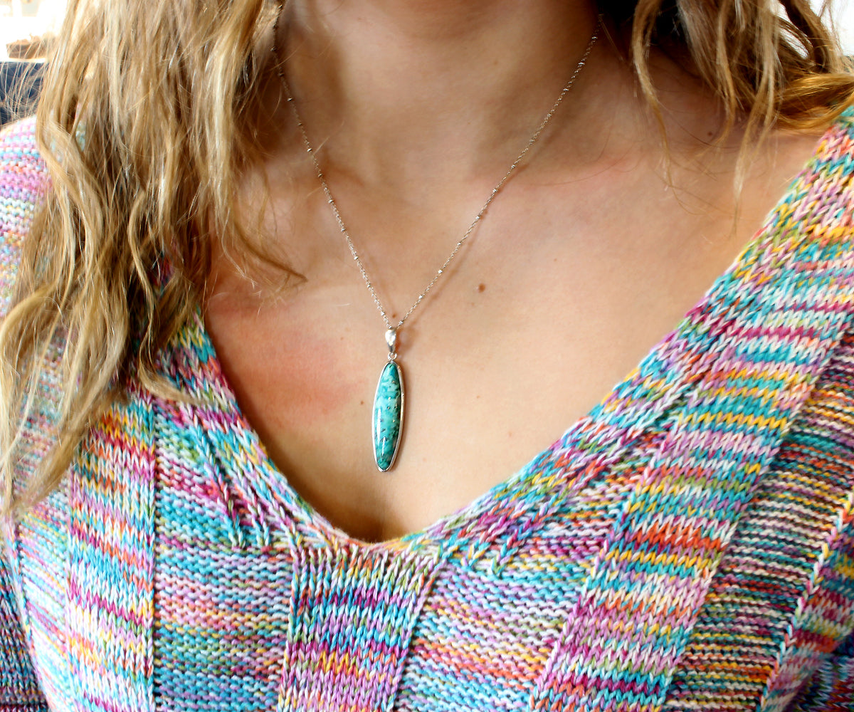 Collar alargado de crisocola ovalada