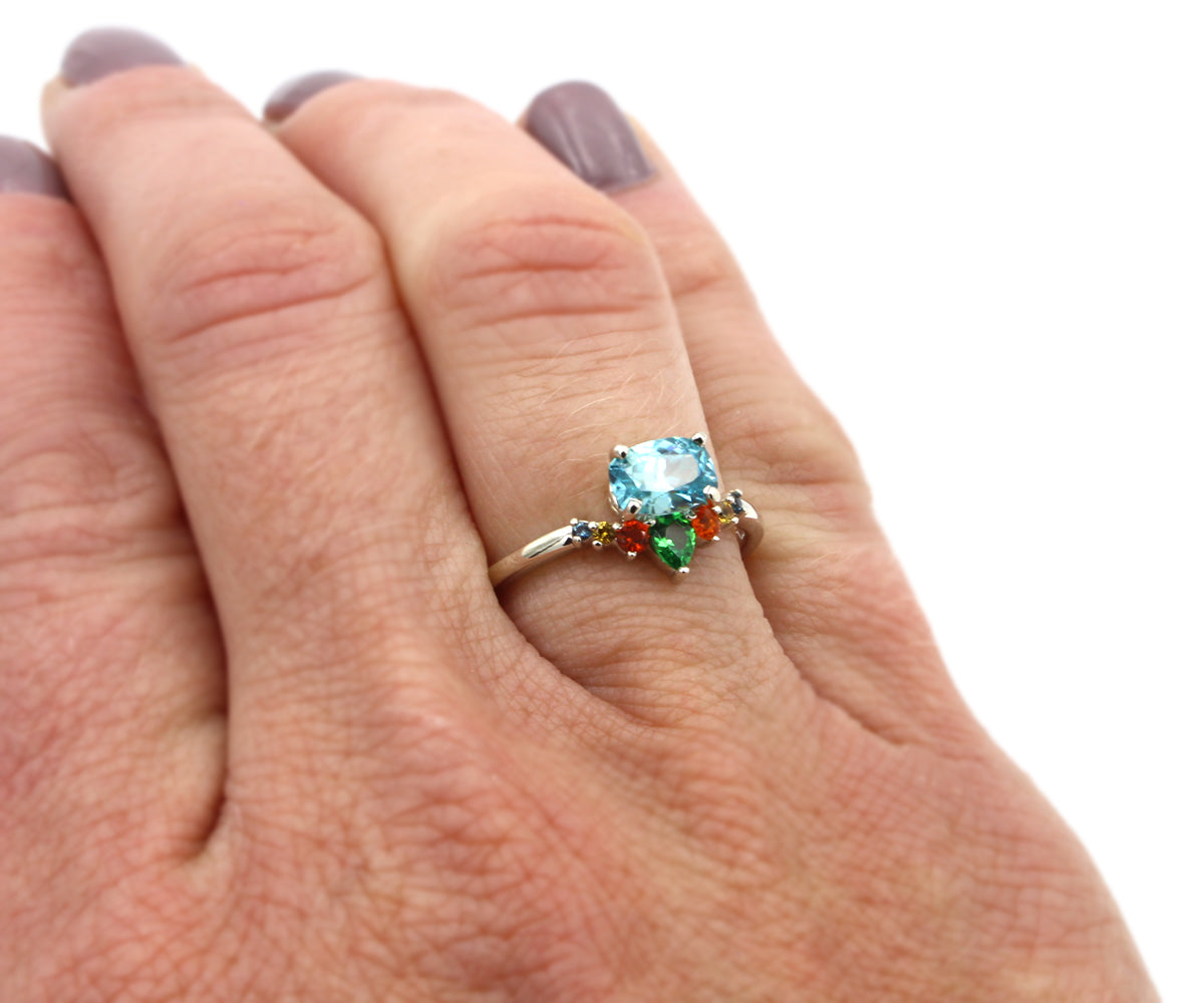 Anillo de circonitas, granate tsavorita, zafiro y ópalo mexicano Fiesta