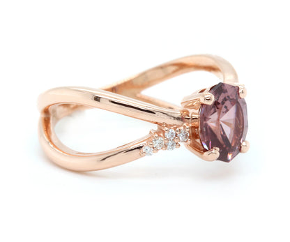 Anillo de oro con diamantes y circonitas rosas entrecruzadas