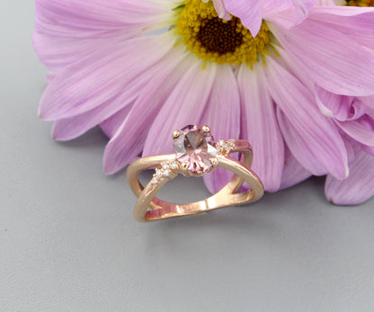 Anillo de oro con diamantes y circonitas rosas entrecruzadas