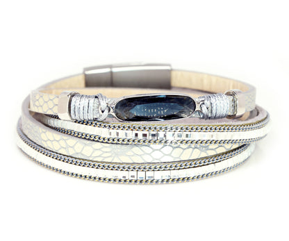 Pulsera plateada con gemas brillantes y estampado animal
