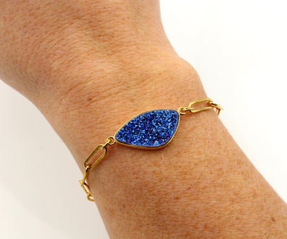 Pulsera de oro con eslabones largos y drusa azul