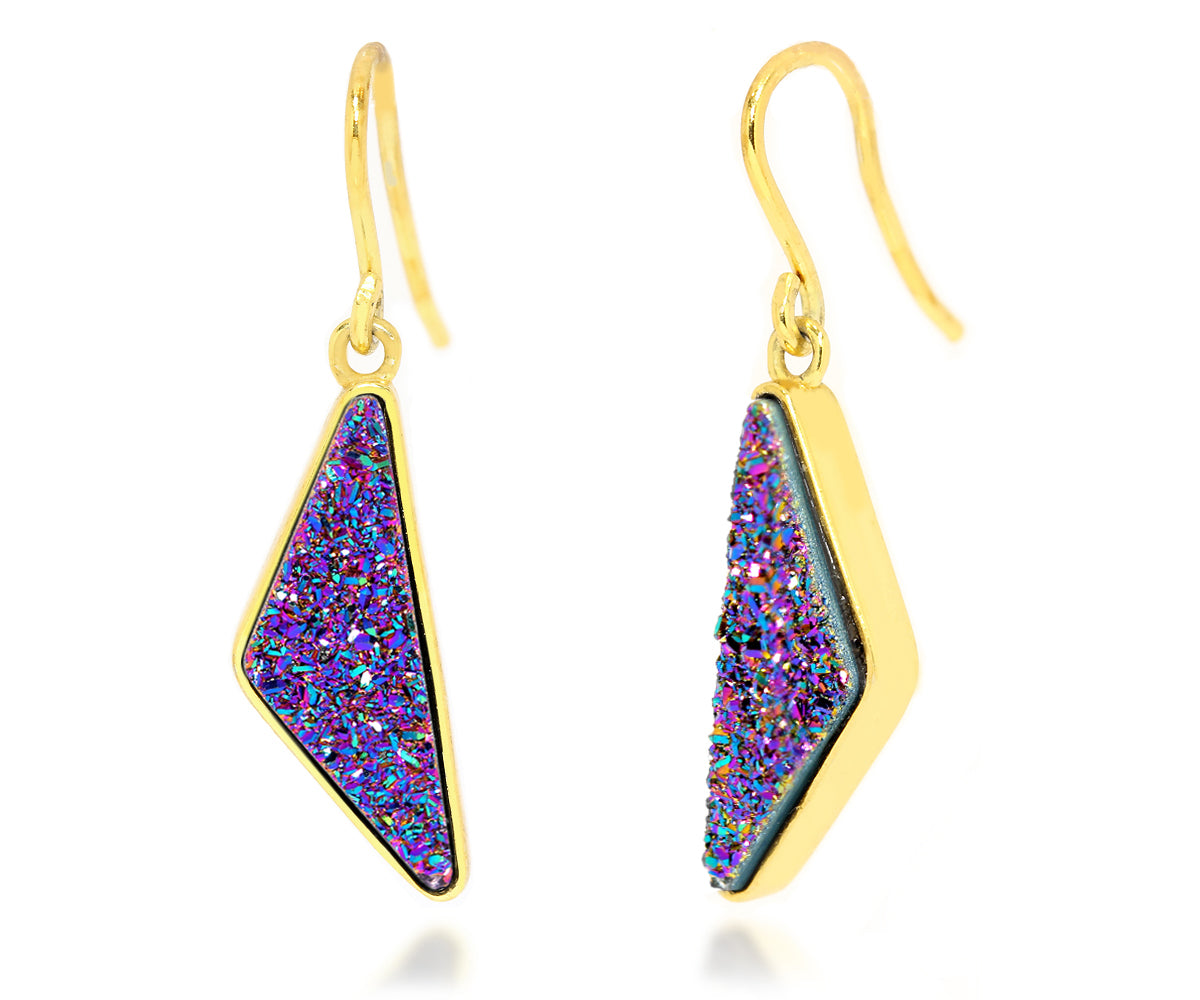 Pendientes de drusa arcoíris de oro vermeil de 14 k con forma de triángulo morado