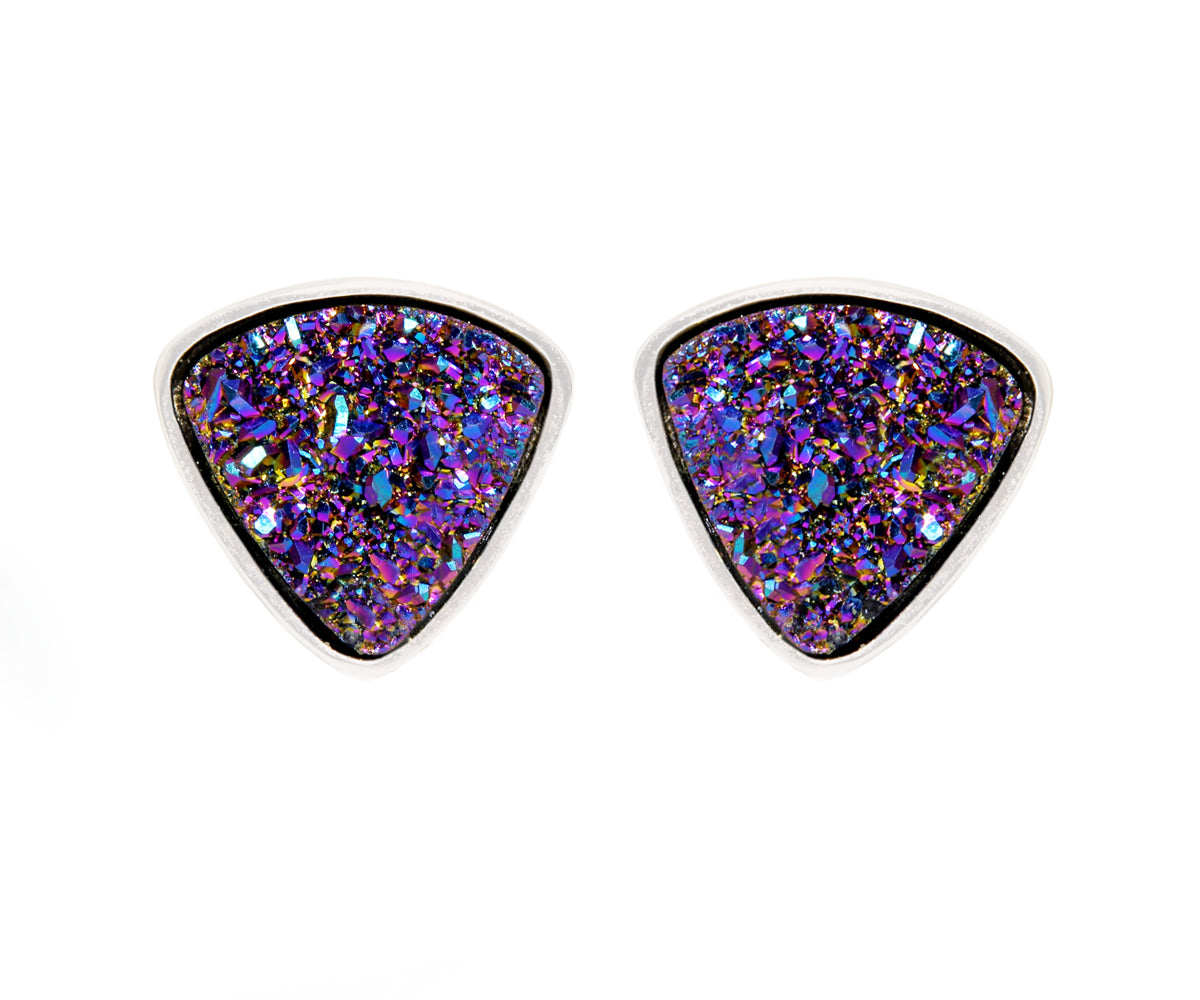 Pendientes pequeños con forma de triángulo y drusa de arcoíris morado