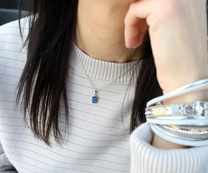 Collar con drusa de zafiro azul rectangular pequeño en plata vermeil de 14 k