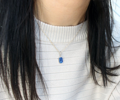 Collar con drusa de zafiro azul rectangular pequeño en plata vermeil de 14 k
