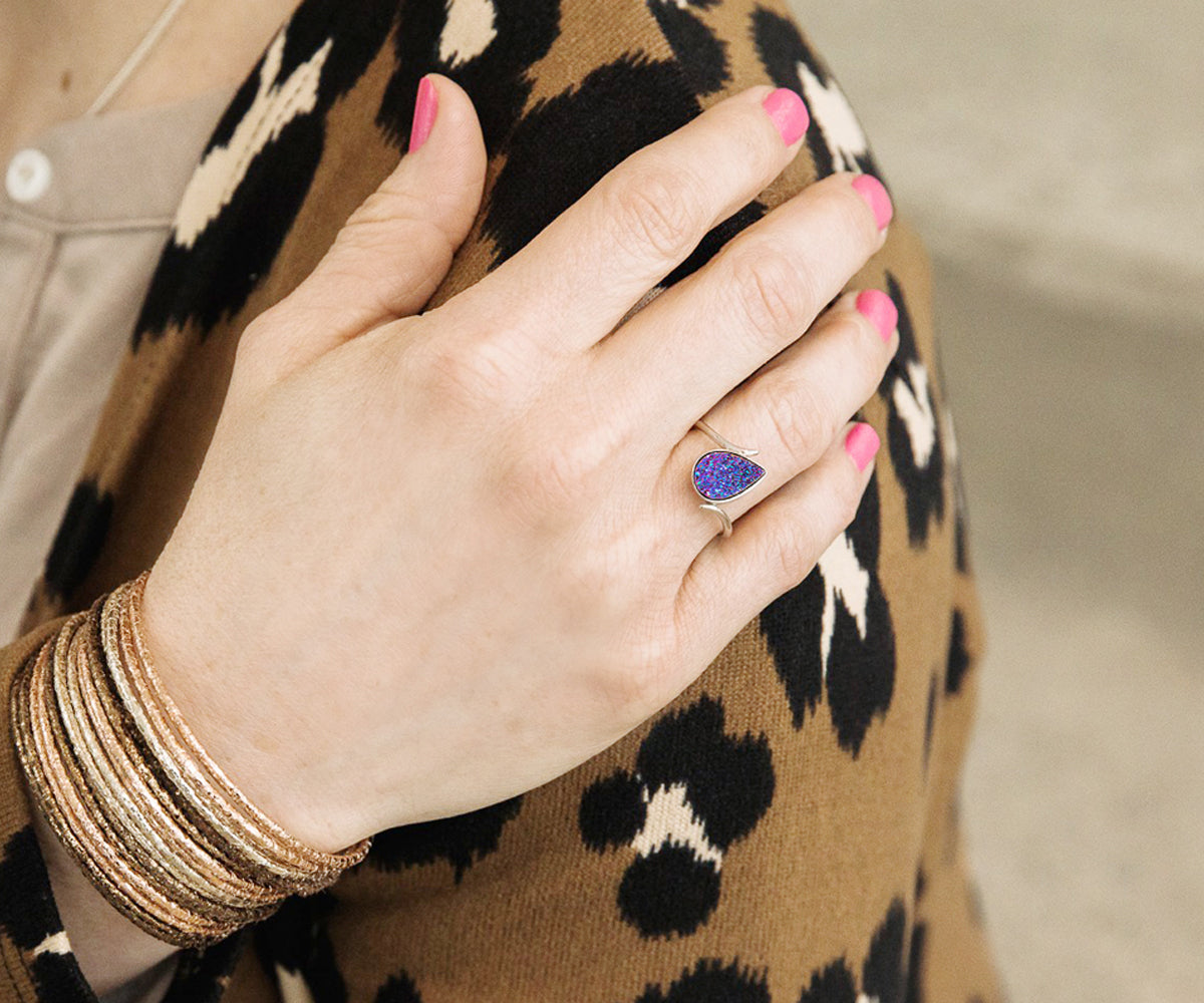 Anillo con drusa arcoíris morada y forma de lágrima Bypass