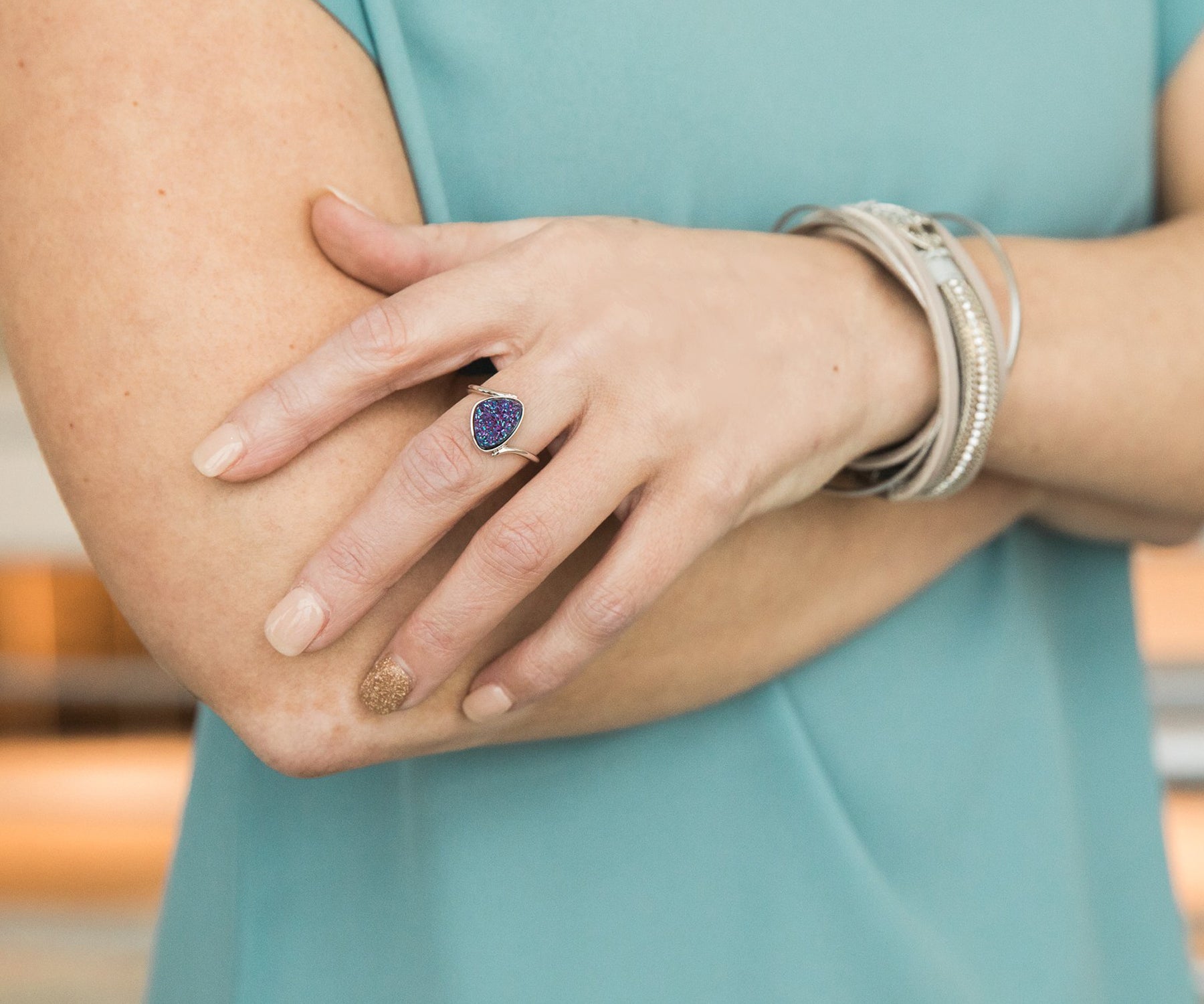Anillo con drusa arcoíris morada Bypass Trillion
