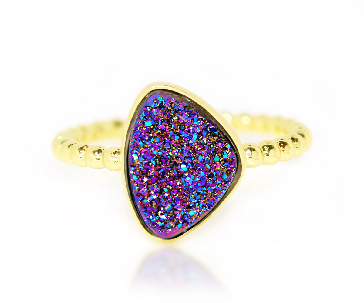 Anillo de oro vermeil de 14 k con drusa arcoíris morada Trillion