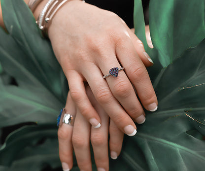 Anillo de oro de 14 quilates con drusa azul y triángulo pequeño