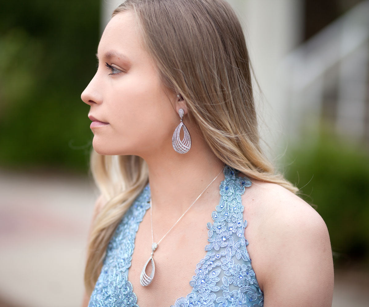 Collar de cristal con forma de lágrima que los hace celosos