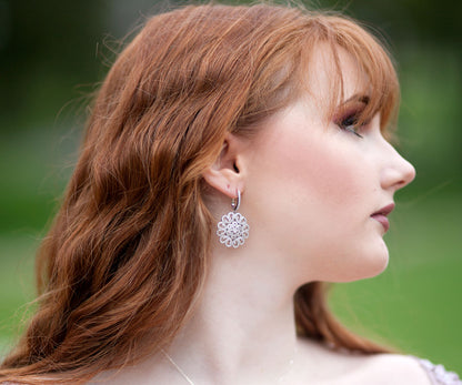 Pendientes redondos con diseño floral vintage