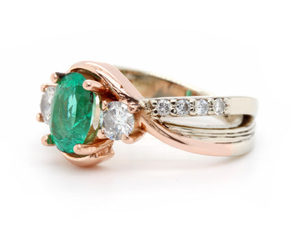 Anillo de oro rosa curvado con diamantes y tres piedras esmeralda
