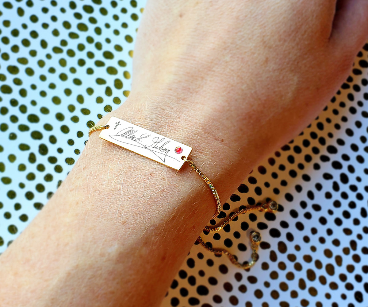 Pulsera personalizada con firma grabada como recuerdo