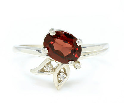 Anillo de plata de ley con diamantes y hojas de granate