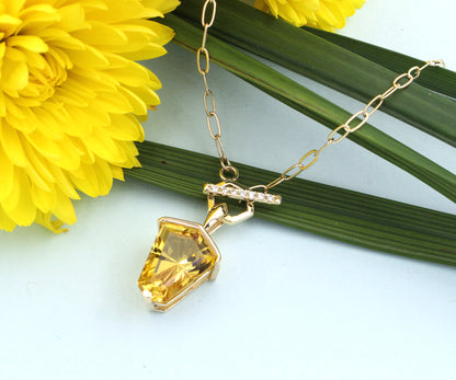 Collar dorado con diamantes y berilo dorado