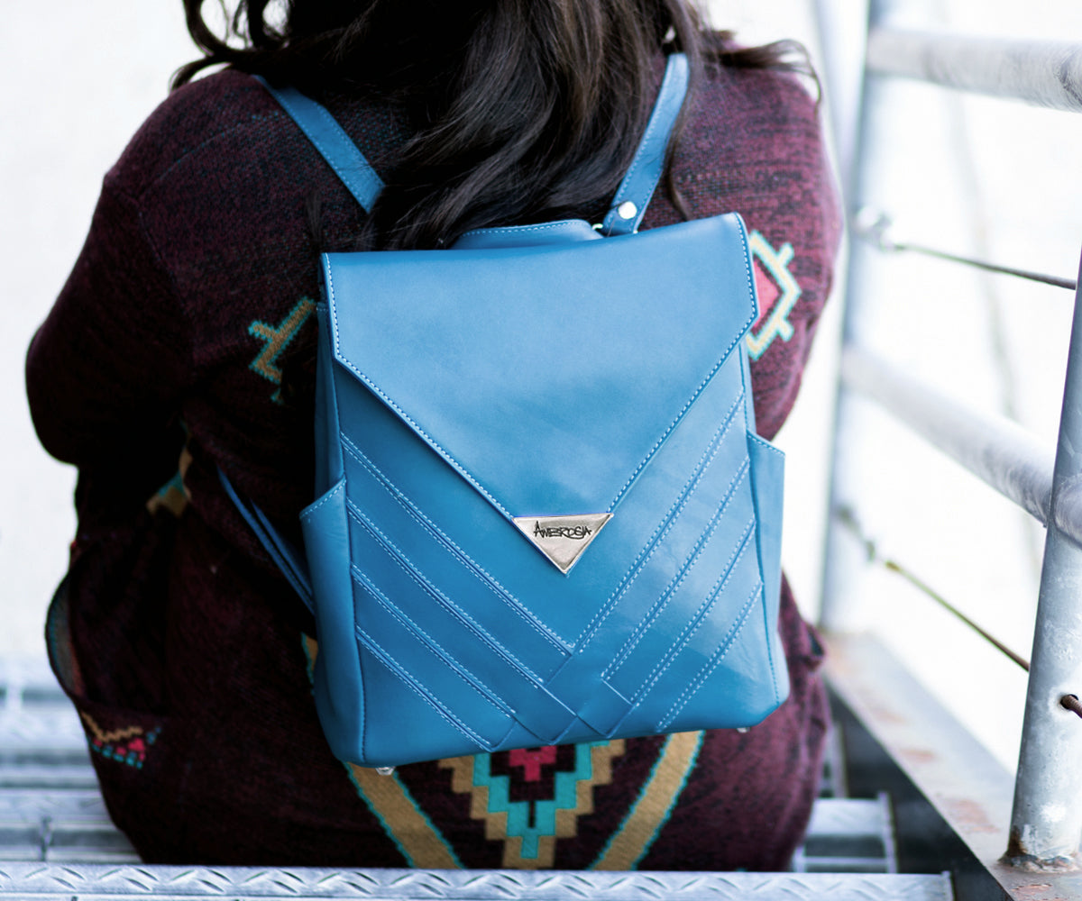 Mochila cruzada de piel auténtica de color azul prusiano