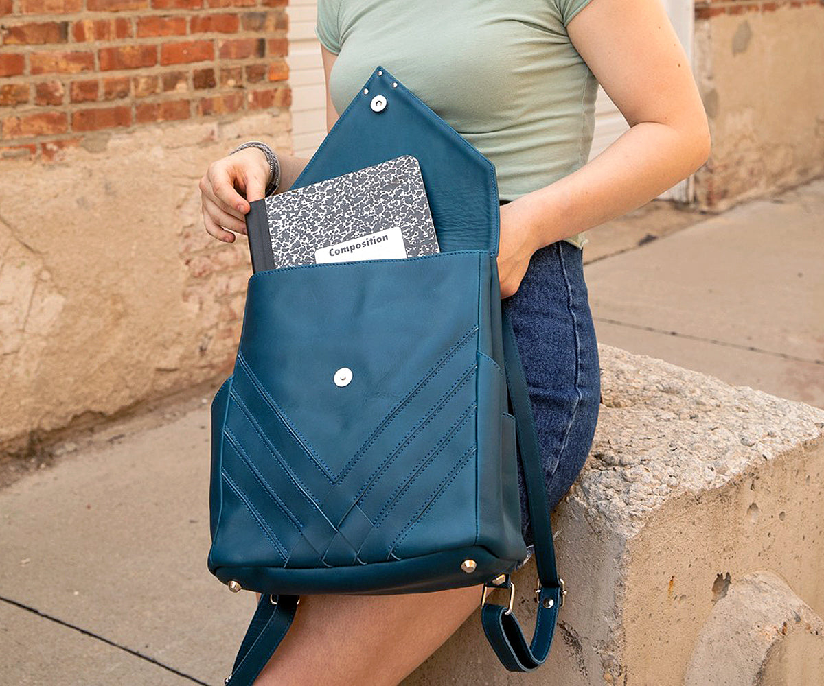 Mochila cruzada de piel auténtica de color azul prusiano